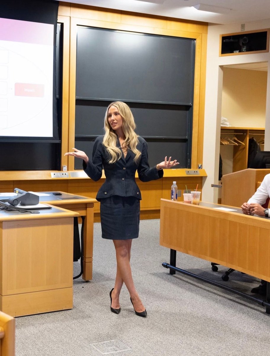 glittermagazine's tweet image. Alix Earle posts her favorite moments of her return to Harvard Business School. 👩‍💼📚💙

#AlixEarle #Harvard