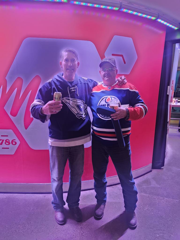 Geetee_123's tweet photo. @Snideguy i met THIS guy and his family. Tonight at the game. They live out out near me #inthesticks 
Great to meet you Stan ! #LetsGoOilers https://t.co/xGsgv6v7UM
