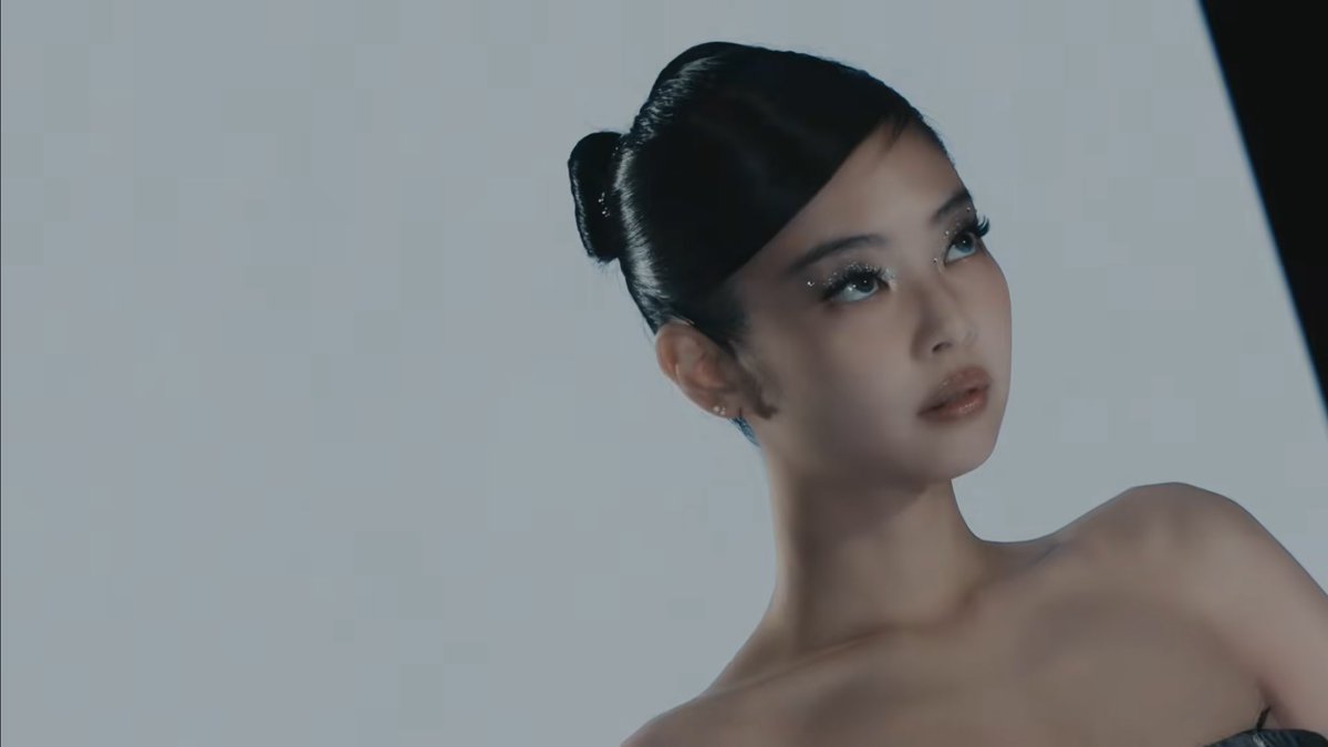 도도캣 김제니 너무 아름다워서 무릎 꿇음    ...🧎‍♀️