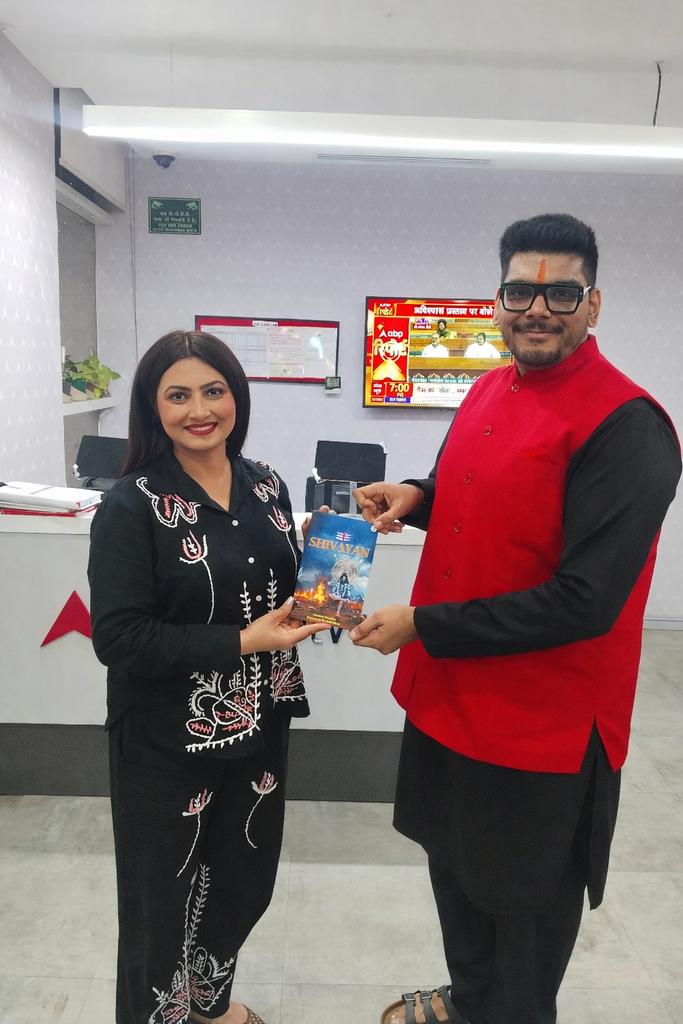 Anshulspiritual's tweet photo. Honoured to present my book #Shivayan to renowned journalist and fearless TV anchor @chitraaum Ji.
Also thankful to @AshishSinghLIVE Ji, @HirdeshAstroGuy Ji and the other ABP crew for the warm meet. https://t.co/mk6Ui9MsvQ