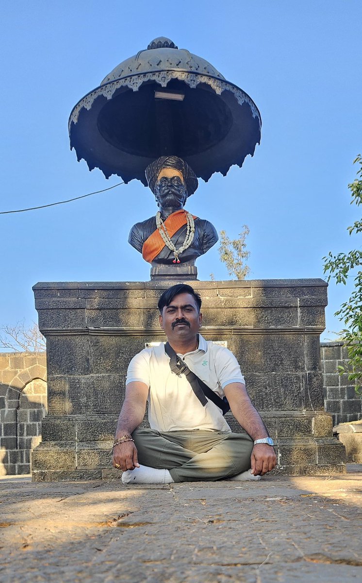 Ashwar_Sanjay's tweet image. સિંહગઢનો સૂર્યોદય અને તાનાજી સમાધિ દર્શન.
Ride ,track and blessed. Worth visit!😍
#punediaries #bullet #sunrise #nature #blessings.