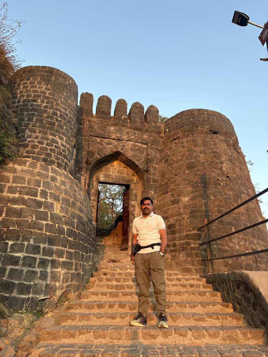 Ashwar_Sanjay's tweet image. સિંહગઢનો સૂર્યોદય અને તાનાજી સમાધિ દર્શન.
Ride ,track and blessed. Worth visit!😍
#punediaries #bullet #sunrise #nature #blessings.