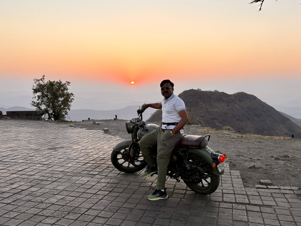 Ashwar_Sanjay's tweet image. સિંહગઢનો સૂર્યોદય અને તાનાજી સમાધિ દર્શન.
Ride ,track and blessed. Worth visit!😍
#punediaries #bullet #sunrise #nature #blessings.