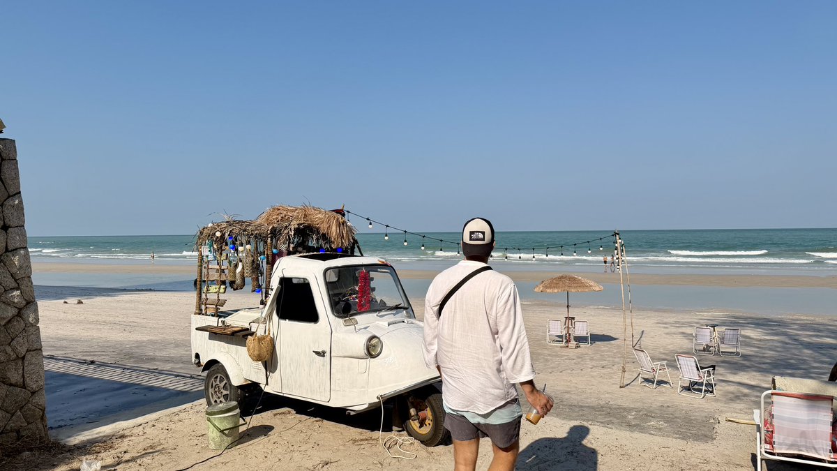 John 🧳 tweet media