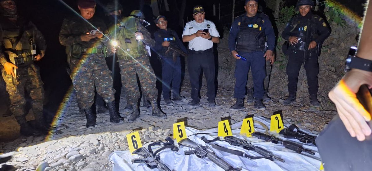PNCdeGuatemala's tweet image. La PNC y ejército ya investigan la procedencia de este arsenal localizado y se realizan un rastreo por el área montañosa en busca de los responsables.

Las armas fueron embaladas por el Ministerio Público y serán trasladadas a #DIGECAM en la ciudad capital.
#ProtegerYServir
