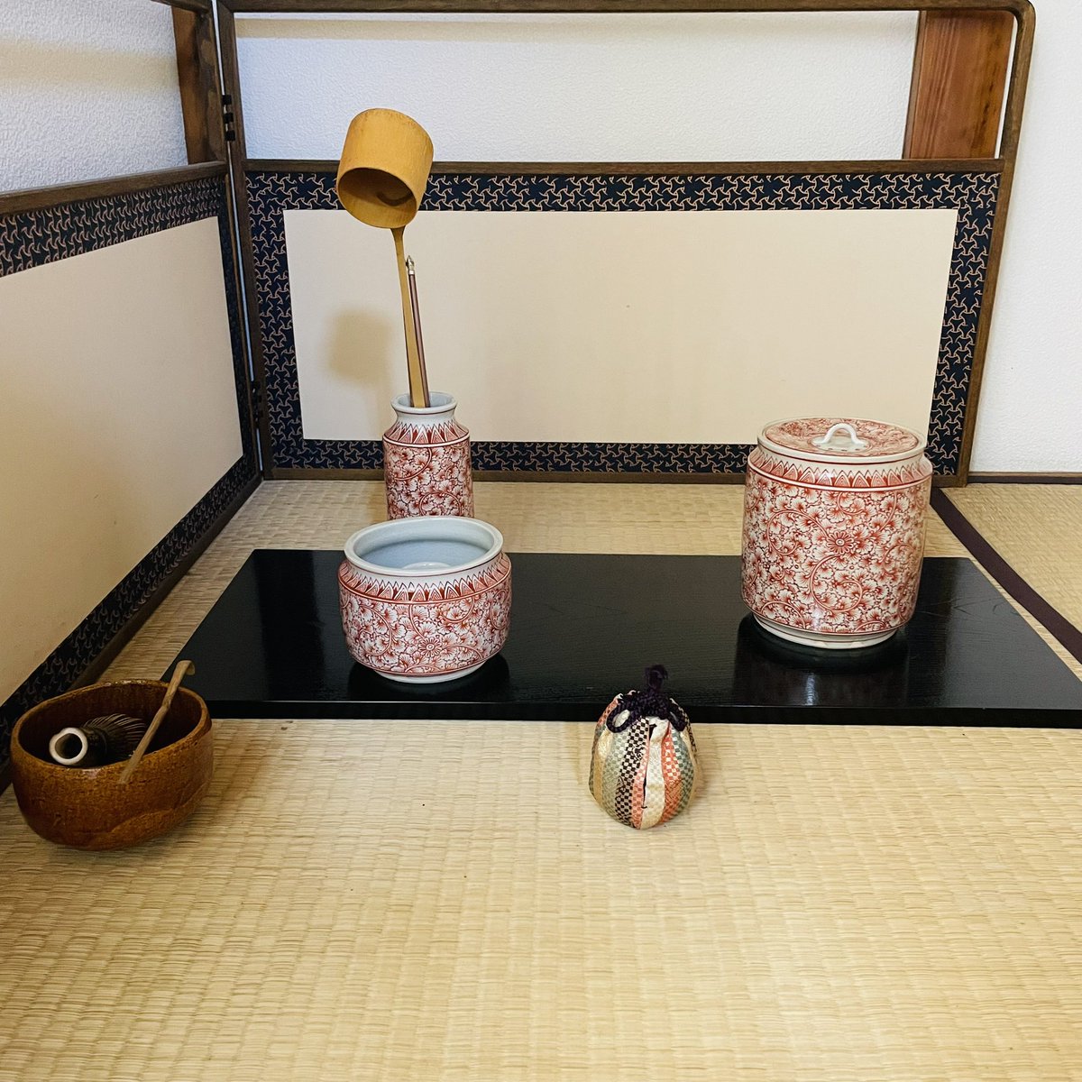 3月のお稽古 長板 軸 泰道老師 「弄花香満衣」 花入 萩焼 旅枕 花