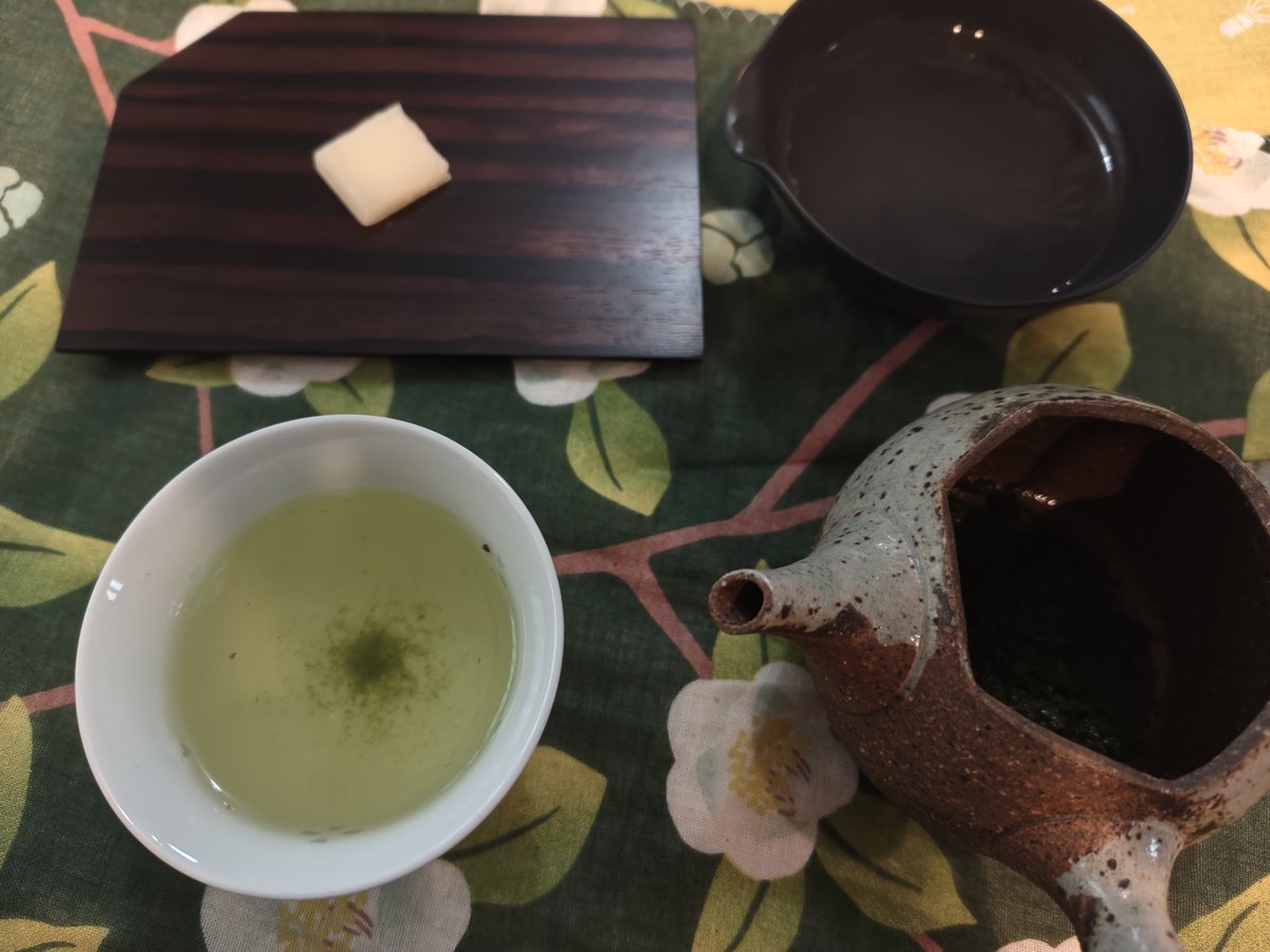 宮城県塩釜市の矢部園茶舗の新茶
詳細は聞きませんでしたが、恐らく牧之原だと思います。
青々しい緑の香りがします。強い甘み、旨味が感じられます。
戻り香でりんごのような果実香がします。
5g/60ml/50℃/1min
#茶好連