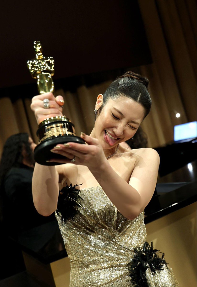 EjaeUpdates's tweet image. #EJAE poses with her Best Original Song award for “Golden” at the #Oscars
