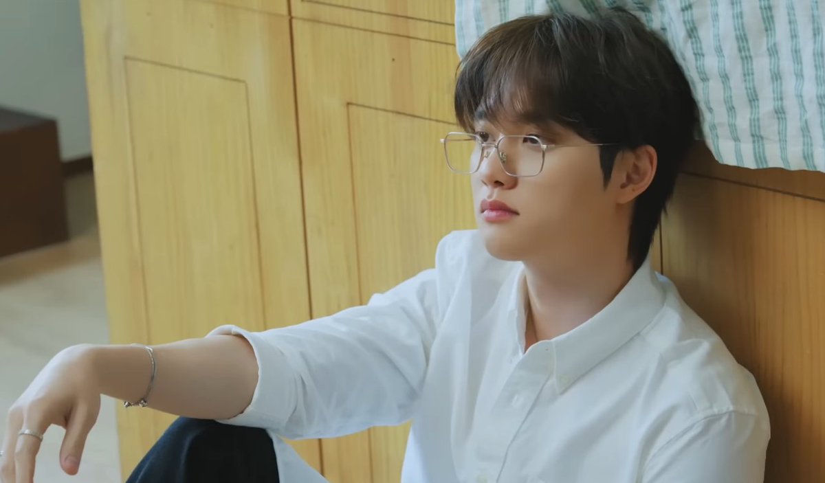 allmokyung's tweet photo. tapi sejujurnya aku selalu suka tampilan handsome nerdy nya kyungsoo gini kalau pake kacamata, makanya mars tuh mv favorit aku😍😍🫶 ini juga huhu cakeppp. cuma di official fanclub ini dia look nya makin dewasa cinta bgt huhu doh kyungsoo💓💓💓 https://t.co/23nOU474DV