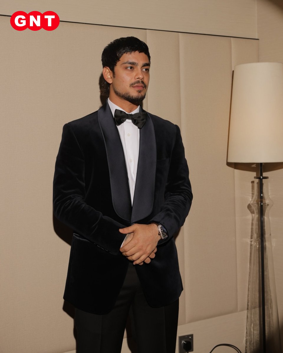 GoodNewsToday's tweet photo. Ishan Kishan ने सोशल मीडिया पर अपनी स्टाइलिश तस्वीरें शेयर कीं। “Suited up” कैप्शन के साथ पोस्ट की गई इन तस्वीरों में उनका डैपर और क्लासी लुक फैंस को काफी पसंद आ रहा है।

#IshanKishan #SuitedUp #CricketerStyle #DapperLook #SocialMediaBuzz

(Ishan Kishan, Stylish Look, Suited Up, Social Media Post, Cricketer Style)
