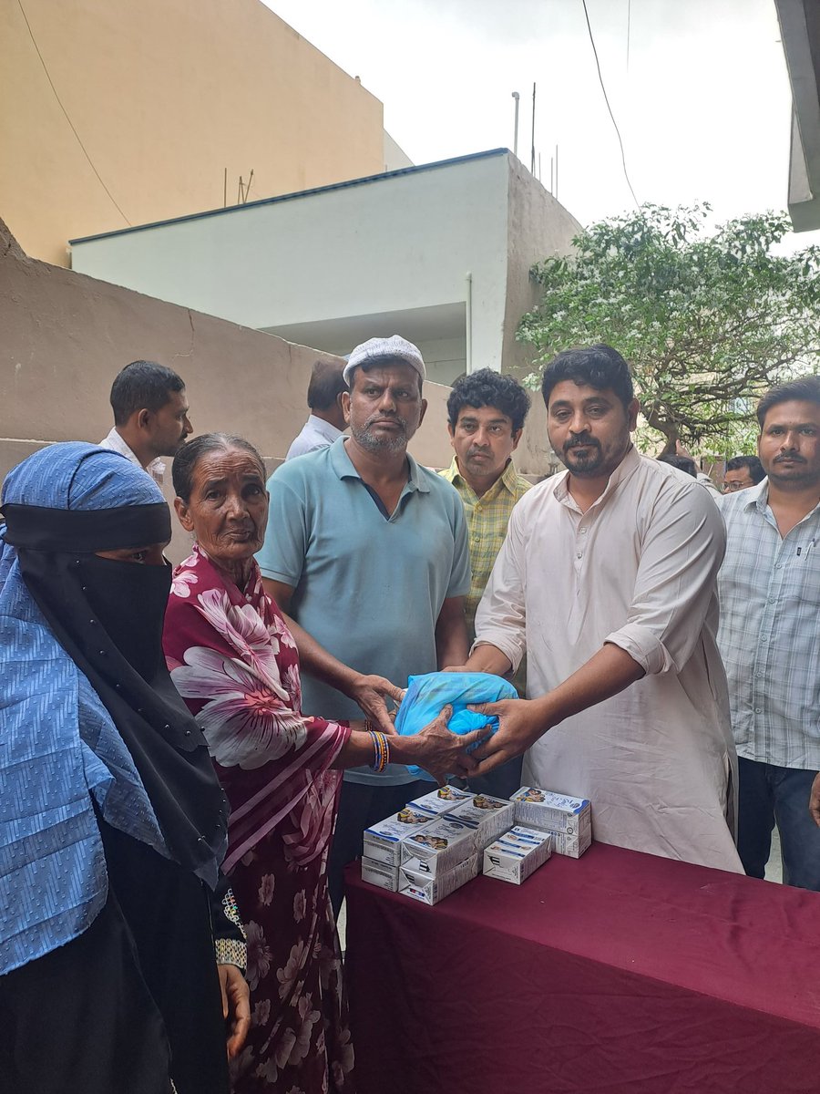 MdFareedBRS's tweet photo. నా బాల్యమిత్రుడు జొన్నలగడ్డ భాను ప్రకాష్ రాధిక (NRI )దంపతుల  ఆర్థిక  సహకారంతో ముస్లిం పేద కుటుంబాలకు రంజాన్ తోఫా నిత్యావసర  సరుకులను BRS పార్టీ ��ాష్ట్ర నాయకులు KSN రెడ్డి గారి సమక్షంలో పంపిణీ చేయడం జరిగింది
@BRSHarish @KTRBRS @BSNBRS @BRSparty 
#Mahabubabad #TelanganaNews #Fareed https://t.co/XgtJKFirkn
