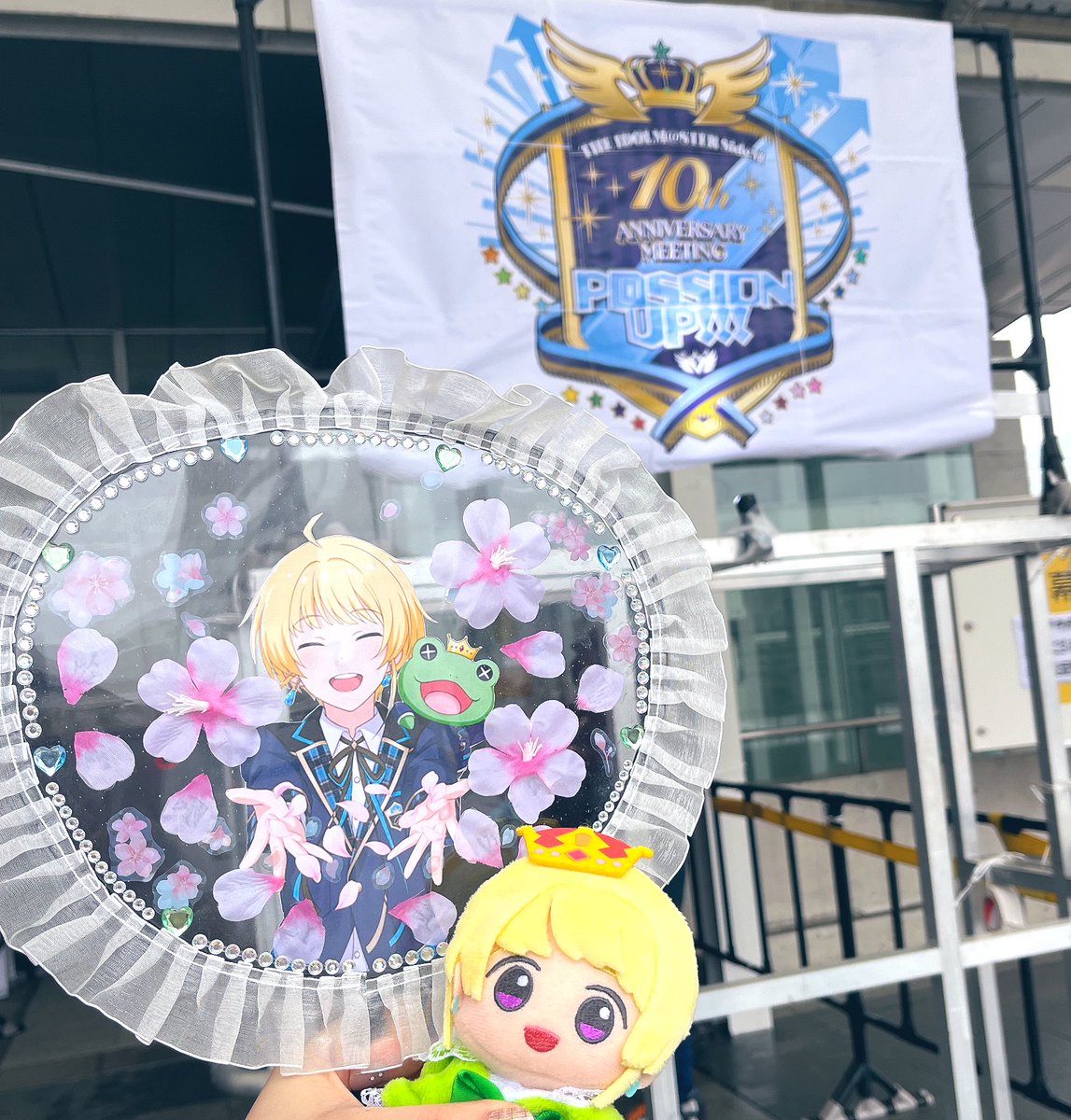 Beit_ruiP's tweet photo. この絵柄大好きだけど、なんかもの足りないと思ったら去年のプロミでうちわに大量に花を散らしてたのを思い出した🌸 https://t.co/QKPmCCDUWc