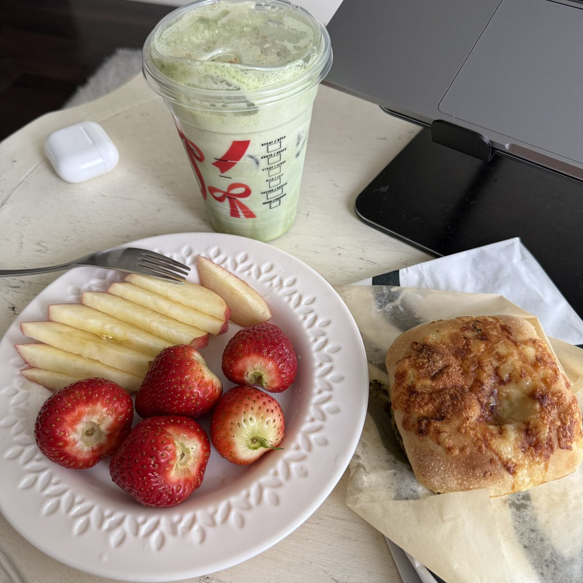 #모씨밀

오늘 점심에 먹었던 맛도리들
일단 캐나다와서 딸기를 처음으로 내돈내산했음
지나가는데 딸기향이 너무 좋아서 어쩔수X..