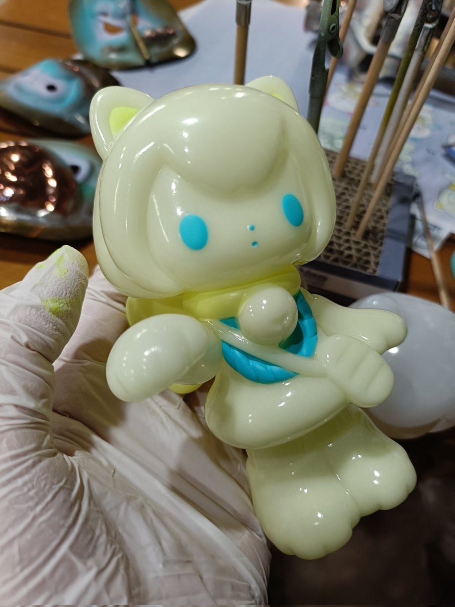 magodesu's tweet photo. 今月の大阪ソフコンでまねきねこ蓄光出します。ひとつ塗ってみました。いい色作れた🎨 https://t.co/iIXpF5q34G