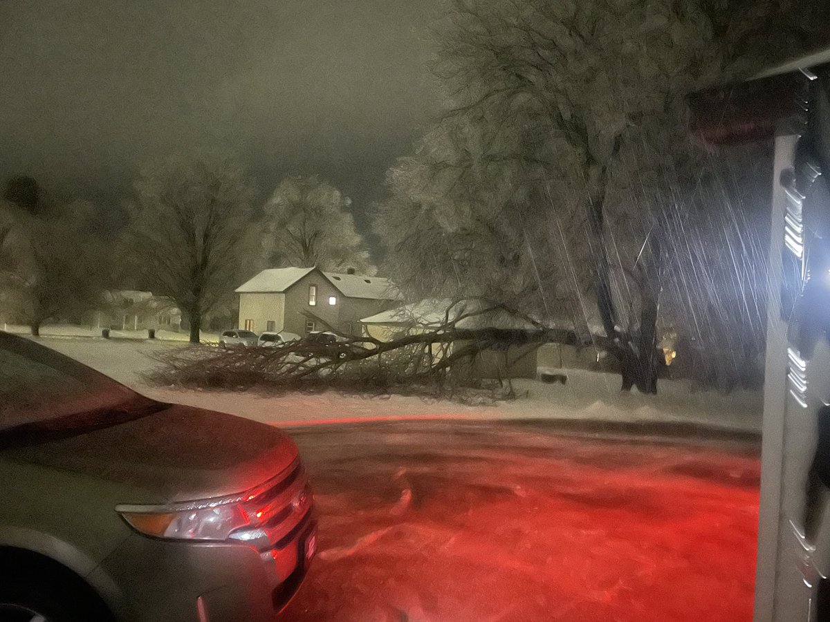 Gummer12's tweet photo. @ryanhallyall crazy bad ice in McBain, MI. https://t.co/fJrme4nTNc