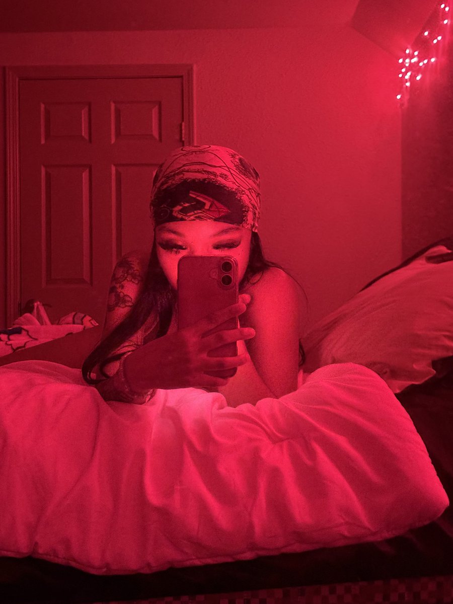 mayakieraa's tweet photo. I LOVE this pink light in my room https://t.co/CwzOYheiSe