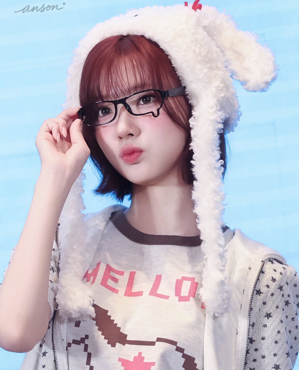 data suggests that 100% of this bunny’s brain is currently focused on strawberries. being a nerd has its perks, don’t you think? 👓
