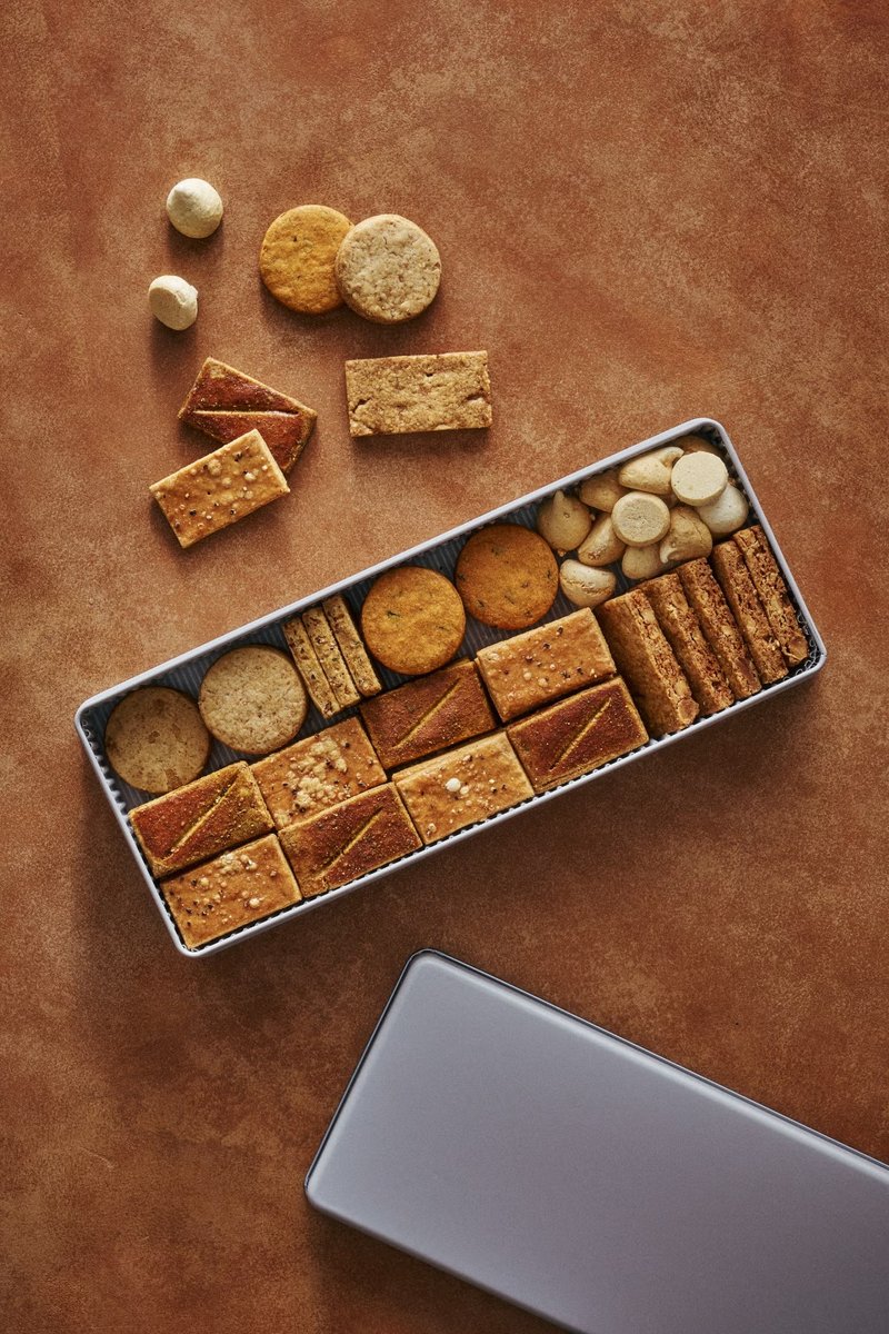 ellegourmetjp's tweet photo. 【最新ギフト🍪】本当においしいクッキー缶10選。人気料理家の‟推し缶”を調査！
▶ https://t.co/eFGbVXGEm2

・銀座ハプスブルク・ファイルヒェンの「テーベッカライ（グロース）」
・オークラ東京の「サブレ 露地」
・甘雨の「すずらん」と「カカオの実」
・いちご大福と茶菓のお店 あかの「akasand」　etc…

@ginzahabsburg @youyoucook @akari_hasegawa