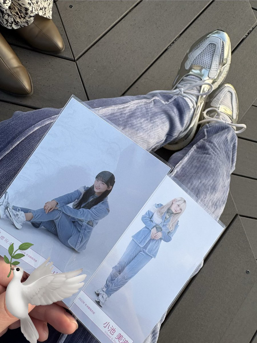habunbuuuun's tweet photo. 土生ちゃんから「櫻坂の衣装にこういうのあったよね!」って言われすかさず、
「2022年年末衣装ですね!」キリッ‼︎って推しの前でキモオタムーブぶちかましちゃったよ笑
だって、だって!同じスニーカー買うほどあの衣装好きなんだもん!
大切にヘビロテします💙
#CLOSESSORY
#土生瑞穂 https://t.co/1ehIia9F7s