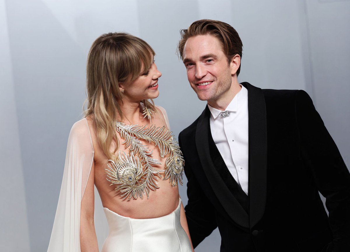 pattinsonphotos's tweet photo. Robert Pattinson and Suki Waterhouse at the Vanity Fair #Oscars party! 🤍 https://t.co/cWo0xt4HjB