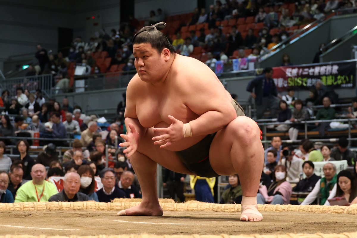 sumokyokai's tweet photo. ＜九日目の様子＞
幕下取組
炎鵬（4勝1敗）下手投げ 延原（3勝2敗）

#sumo #相撲 #三月場所 https://t.co/TiKRUjCsuV