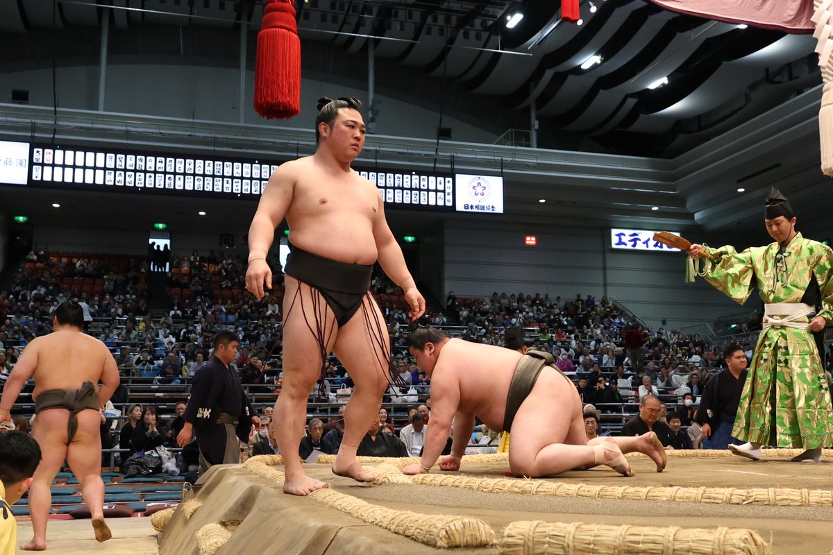 sumokyokai's tweet photo. ＜九日目の様子＞
幕下取組
炎鵬（4勝1敗）下手投げ 延原（3勝2敗）

#sumo #相撲 #三月場所 https://t.co/TiKRUjCsuV