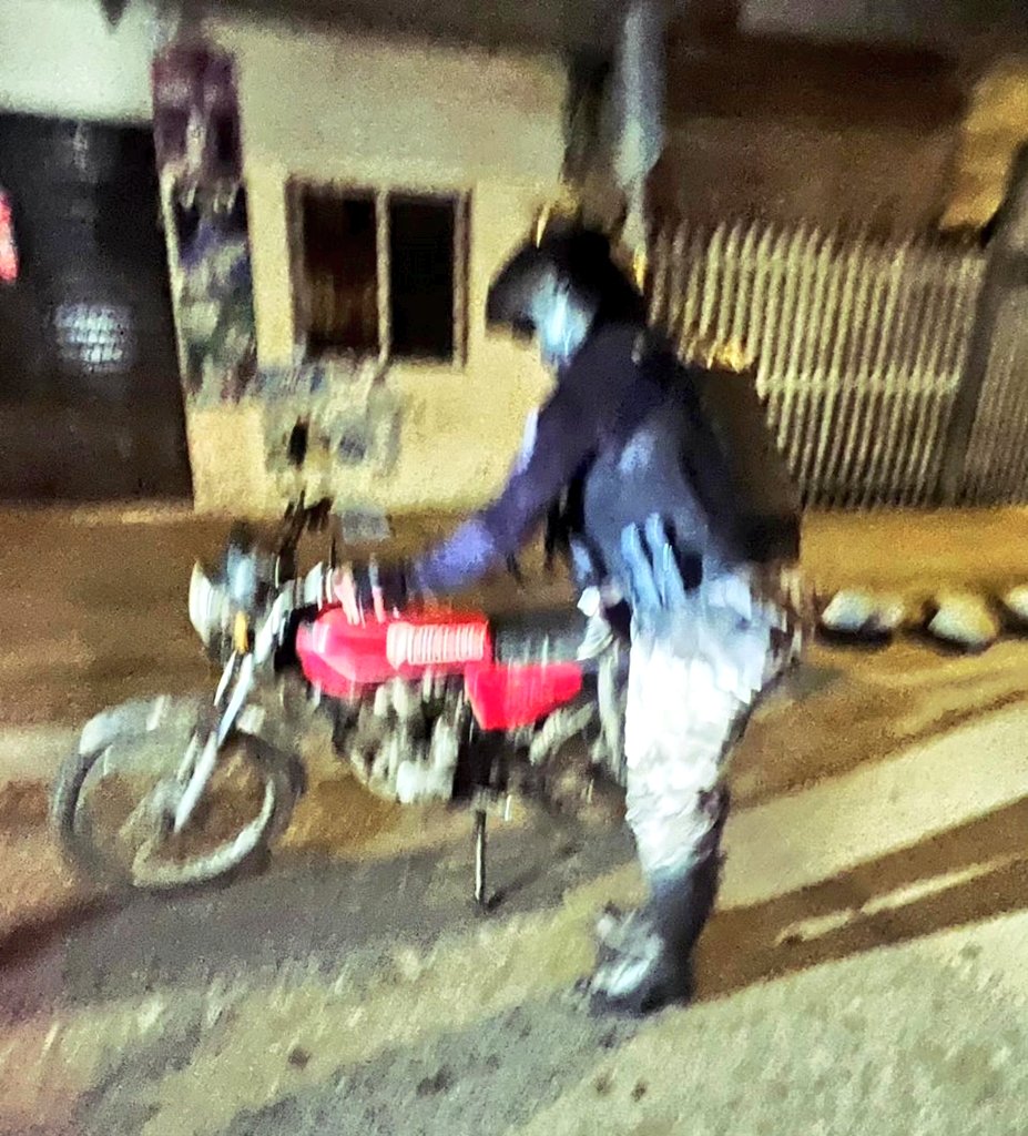 GoberElOro's tweet photo. 🚨  Como parte de controles ejecutados para garantizar el cumplimiento del toque de queda decretado, autoridades realizaron operativos en el sector Urseza 2, Sector 2 de Machala, donde se registraron los primeros resultados: 1 persona aprehendida y 1 motocicleta retenida. https://t.co/9frx1jmzdx