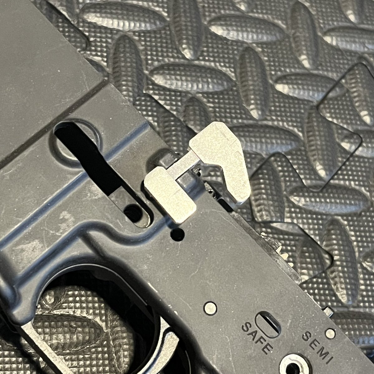 WaypointAirsoft's tweet photo. 東京マルイ　Evolt用 Geisseleスタイル　ボルトリリースの制作を開始しました。

月末頃発売となります👏

製品版はステンレススチール QPQ処理になります。
予価は8500円となります。 https://t.co/9w1aI8DEd1