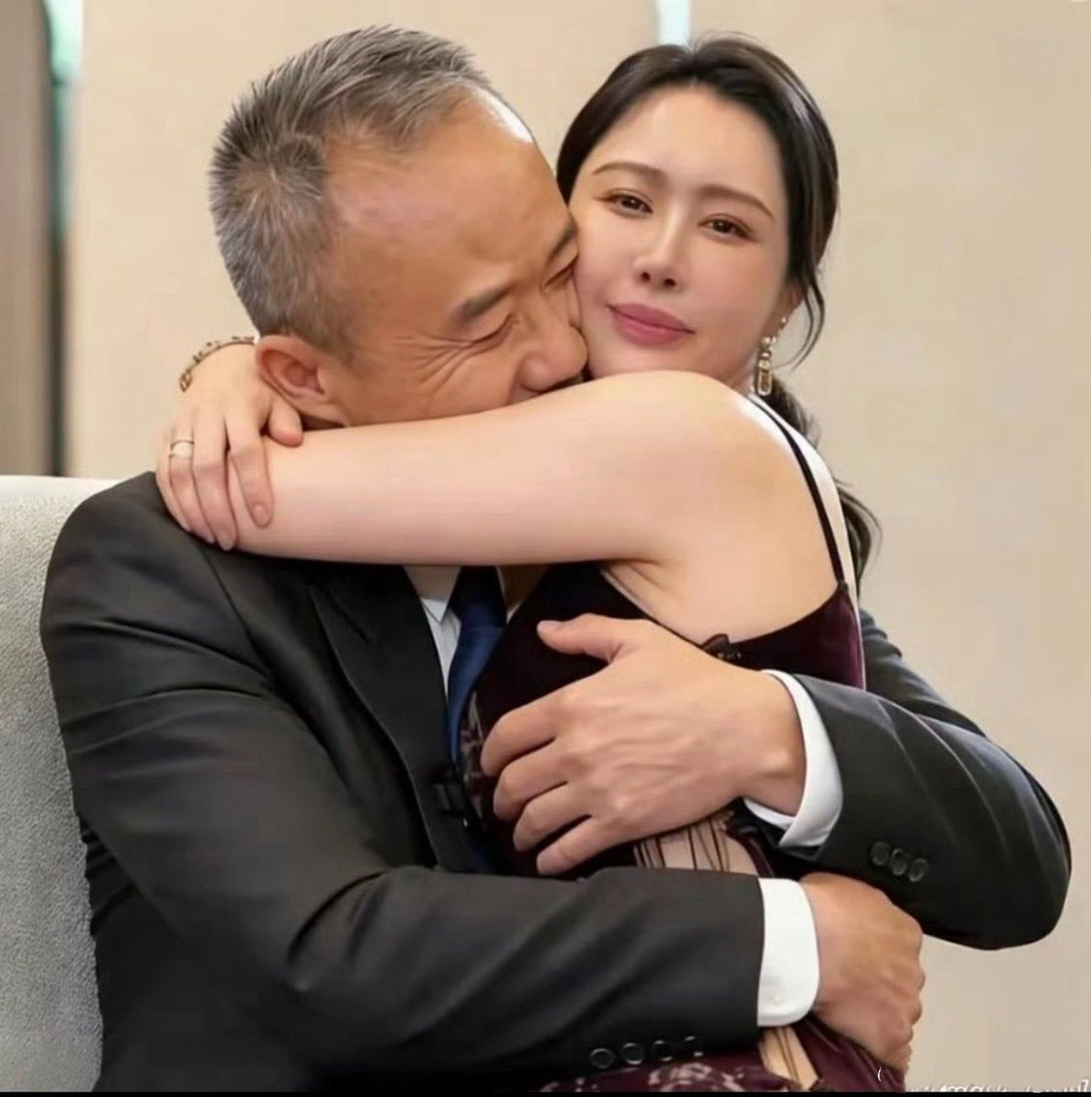 20块成本卖980,王石才是最大韭菜 田朴珺跟王石分开后亲自下场直播带货, 一瓶面霜敢卖980,吹成逆龄黑科技, 说自己天天用、效果无敌 ...