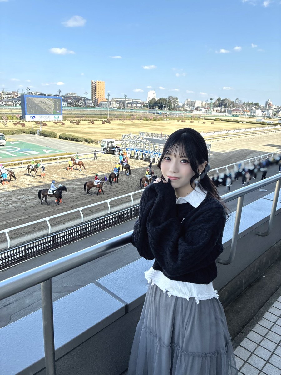 AsakaOfficial's tweet photo. こんにちは！今日は浦和競馬場にいます🐎💨

競馬日和で嬉しい〜〜！☀️𓈒𓏸

1人で椅子に座って
レース見ながら日向ぼっこしてます…笑

#亜咲花の競馬報告 https://t.co/KOlCSfsjBi