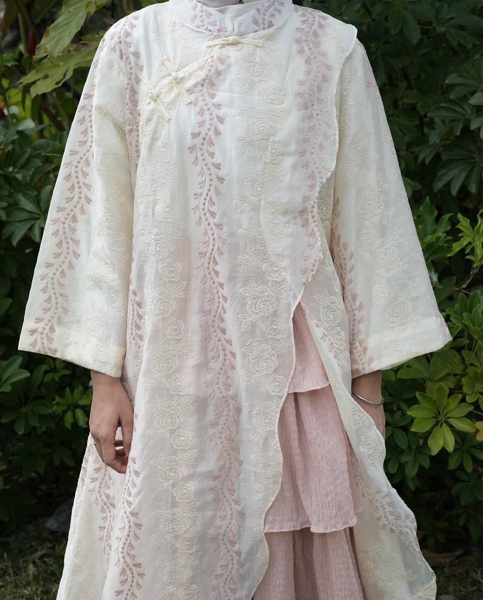 Gardenia
📌s.shopee.co.id/W1xINphOL

Inspired by cantiknya bunga-bungaan, make this outfit gemes dan manis banget. Look nya soft cantik feminine 💗