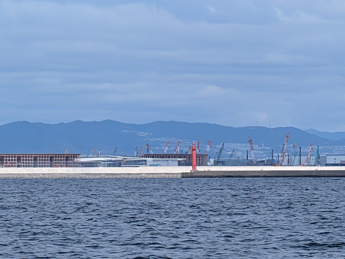 YanagidaGoh's tweet photo. 3月の大阪湾クルージングの風景
人で一杯だった大屋根リングの一部がもう解体されたみたいで繋がってない
水色の綺麗な船に出会えて良かった
＃船から見た風景 ＃大屋根リング ＃大阪万博 ＃散骨 ＃レイセキ ＃遺骨宝石 https://t.co/MQ84JTCIIF