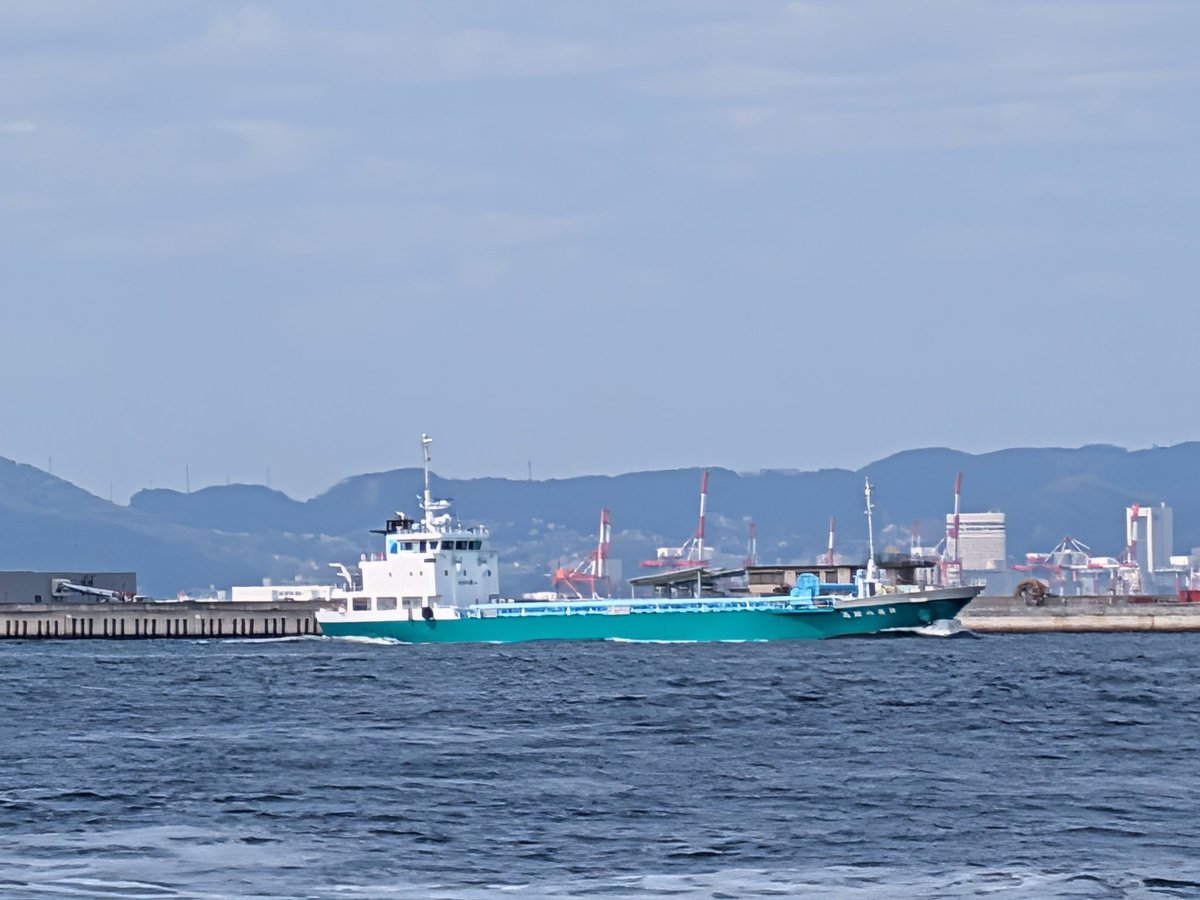 YanagidaGoh's tweet photo. 3月の大阪湾クルージングの風景
人で一杯だった大屋根リングの一部がもう解体されたみたいで繋がってない
水色の綺麗な船に出会えて良かった
＃船から見た風景 ＃大屋根リング ＃大阪万博 ＃散骨 ＃レイセキ ＃遺骨宝石 https://t.co/MQ84JTCIIF