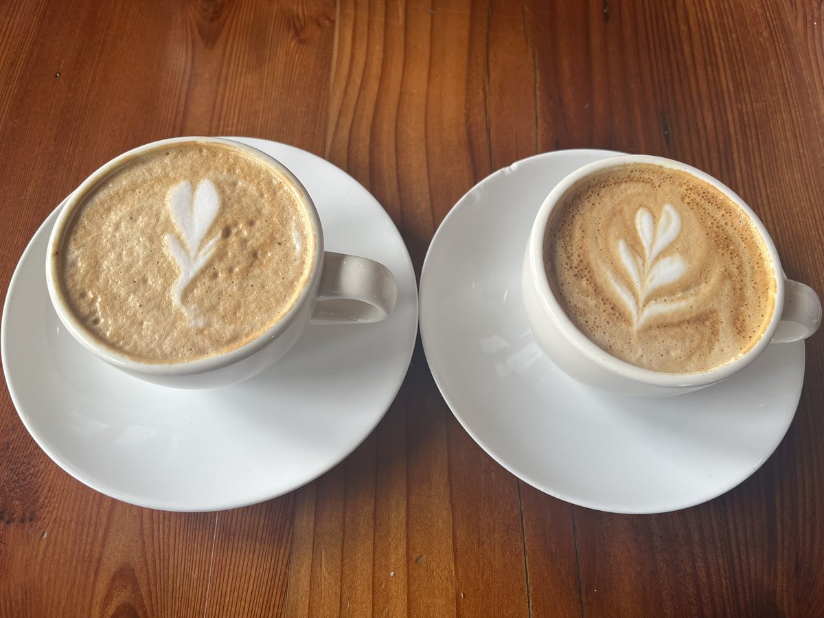 -고정된 시선-

햇살이 눈부십니다

함께 바라보는 풍경 속
그대 눈빛에 고인 사랑의 깊이를
나는 아직 헤아리지 못합니다

다만
마주한 순간이
진한 커피 향에 스며
가만히 일렁입니다

그대 미소 곁에서
조금만 더, 천천히
이 시간이 머물기를 바랍니다