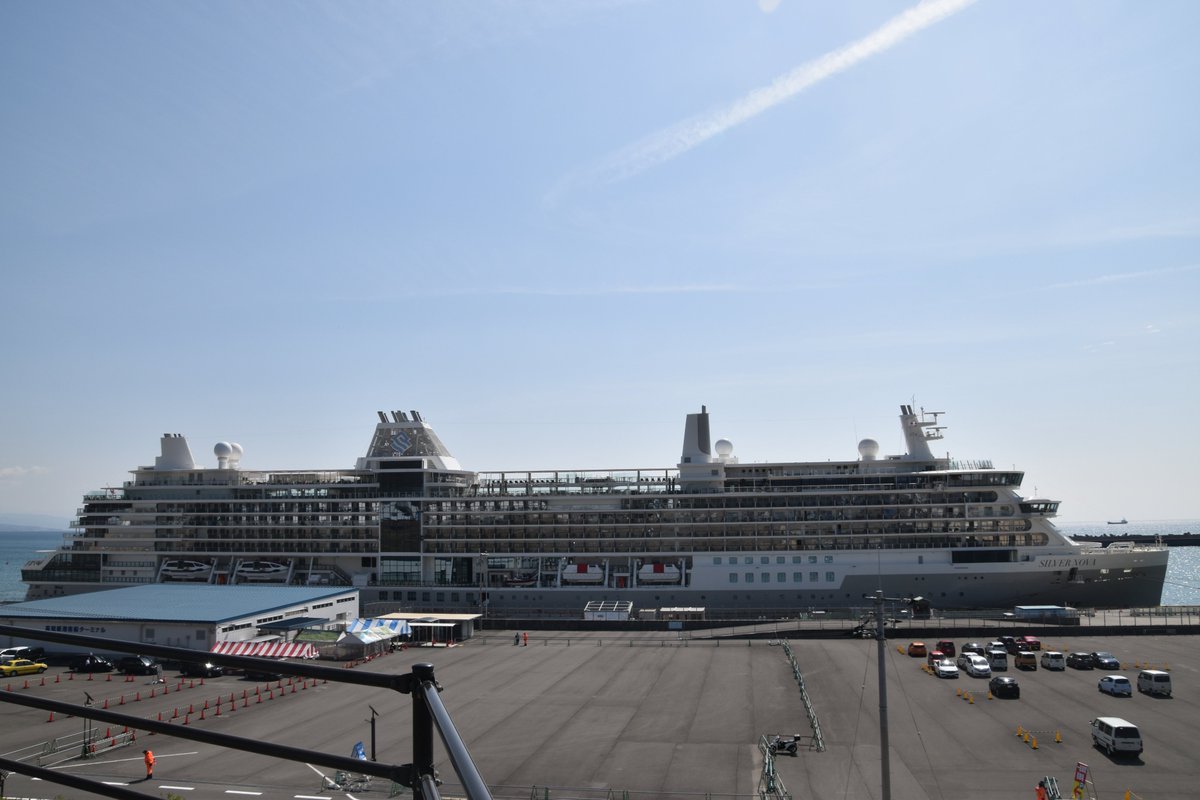 mlit_KochiKowan's tweet photo. 世界最高峰6スタープラスのクルーズ船✨
シルバー・ノヴァが初寄港しました🚢
世界初の低排出ガス客船🤩
船首が短くホワイトとグレーの船体でとても綺麗です✨
ラグジュアリーで地球に優しい船🌏💕
本日16時出港します‼️

#風が吹くとまだ寒い #豪華客船 #高知桜開花🌸 https://t.co/EbFX0PtsyT