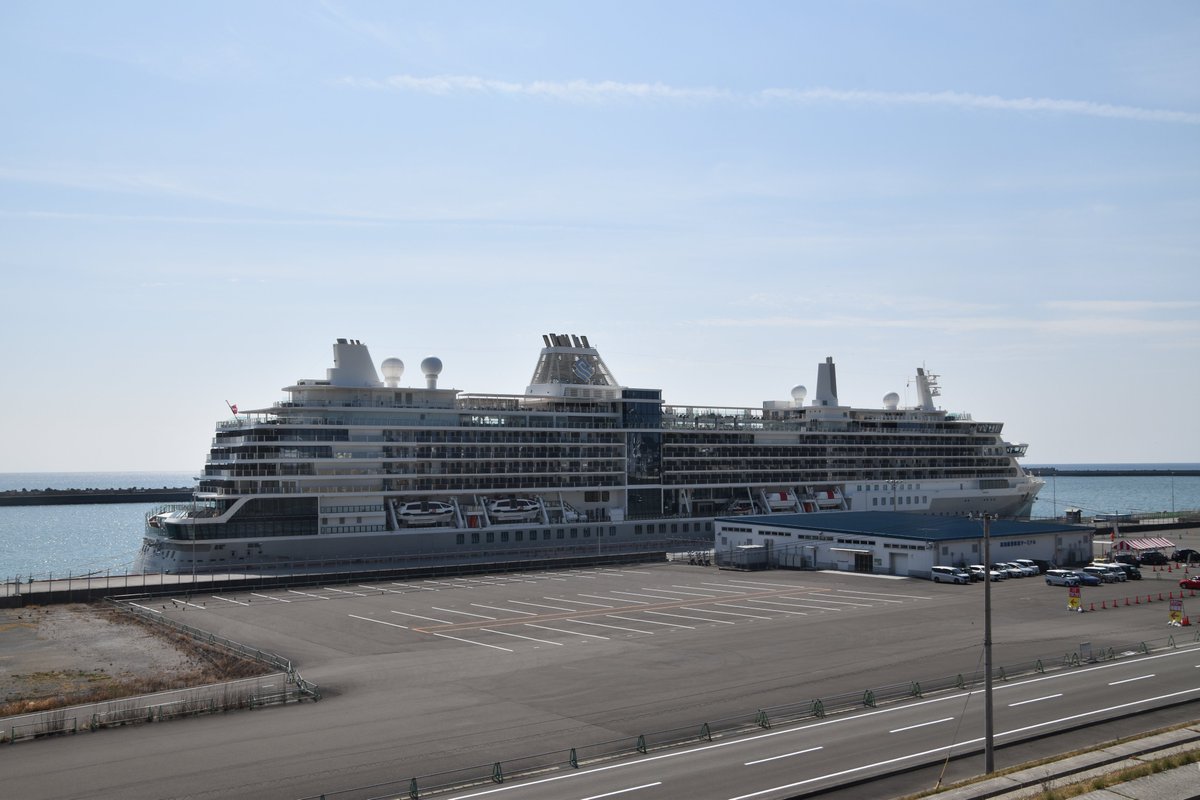 mlit_KochiKowan's tweet photo. 世界最高峰6スタープラスのクルーズ船✨
シルバー・ノヴァが初寄港しました🚢
世界初の低排出ガス客船🤩
船首が短くホワイトとグレーの船体でとても綺麗です✨
ラグジュアリーで地球に優しい船🌏💕
本日16時出港します‼️

#風が吹くとまだ寒い #豪華客船 #高知桜開花🌸 https://t.co/EbFX0PtsyT