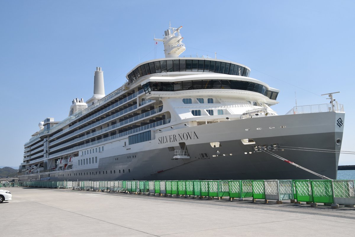 mlit_KochiKowan's tweet photo. 世界最高峰6スタープラスのクルーズ船✨
シルバー・ノヴァが初寄港しました🚢
世界初の低排出ガス客船🤩
船首が短くホワイトとグレーの船体でとても綺麗です✨
ラグジュアリーで地球に優しい船🌏💕
本日16時出港します‼️

#風が吹くとまだ寒い #豪華客船 #高知桜開花🌸 https://t.co/EbFX0PtsyT
