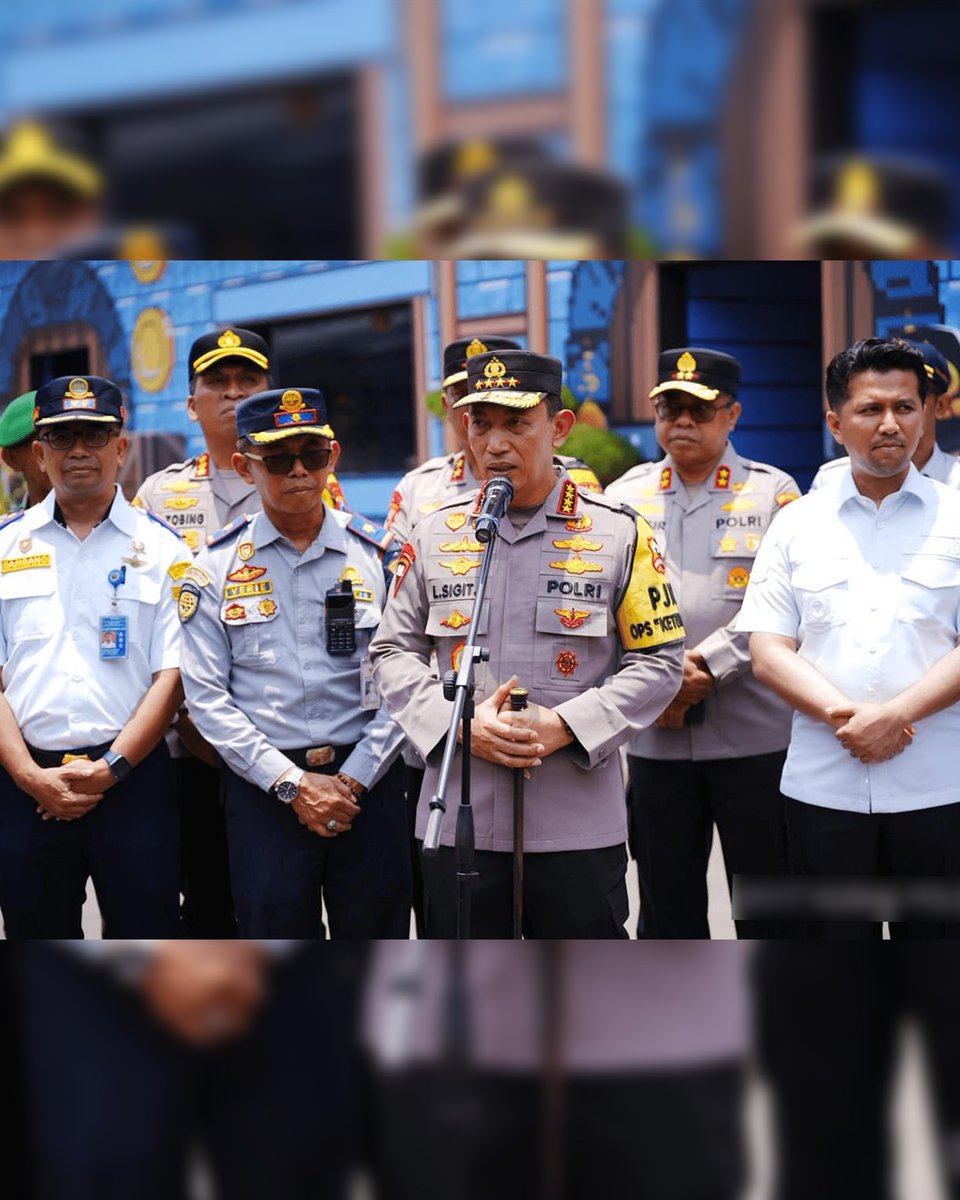 PolairudK's tweet photo. Kapolri Jenderal Polisi Drs. Listyo Sigit Prabowo, https://t.co/5VjYNseGiI., meninjau kesiapan arus mudik Lebaran 2026 di Terminal Purabaya Bungurasih, Minggu (15/3). Kunjungan ini dilakukan untuk memastikan pelayanan serta pengamanan bagi masyarakat https://t.co/YobZnSJY5l