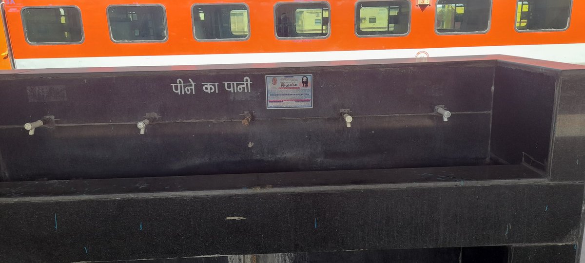Pareshjv's tweet photo. Sir Bhavnagar Terminus pe bane 2 number platform me pani nhi aa
Raha @DRM_BVP @RailMinIndia @RailwaySeva @WesternRly https://t.co/q5kNeqP1CO