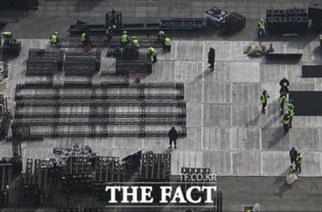 เล่นใหญ่มาก เล่นใหญ่จนขนลุก เล่นใหญ่่จนลืมไปว่านี่มัน “งานฟรี”​ ที่บังทันเตรียมไว้ให้อาร์มี่ แล้วมันก้ไม่ใช่งานฟรีงานแรกด้วย ระดับบังทันมีโอกาสเมื่อไหร่ก้ไม่ลืมที่จะทำอะไรให้แบบนี้ให้อาร์มี่เลย ดีใจแทนคนที่จะได้ไปดูตรงนั้นด้วยตาจริงๆ นี่คนรอดูไลฟ์ยังตื่นเต้นมากๆเลย รักบังทันจัง😭