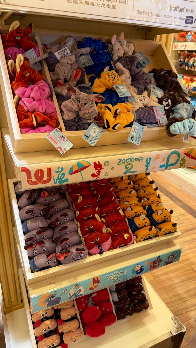 hk_emporium's tweet photo. 「ズートピア」をテーマにした「ドーナツ・ショップ」体験購入は運営終了しました。
区画は「Pandora」販売カウンターになっています。

＊「ドーナツ・ショップ」一部のグッズは販売継続です。

#HKDL_info
#HKDL https://t.co/Z2KiAmh0md