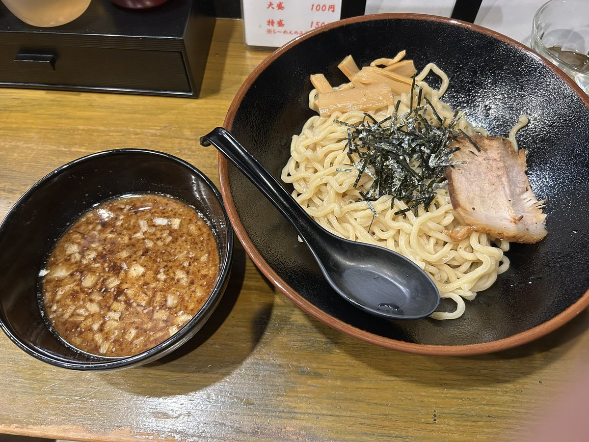 野方駅　六五郎さんの「鬼煮干つけめん」
特盛の玉ねぎトッピングで頂きました！

写真は玉ねぎと半玉追加前の画像です。
程よい煮干感が口の中に広がっていく感じ＝幸せが広がっていく感じ。
つまり幸せ。

お試しを！

#六五郎　#ラーメン　#つけ麺