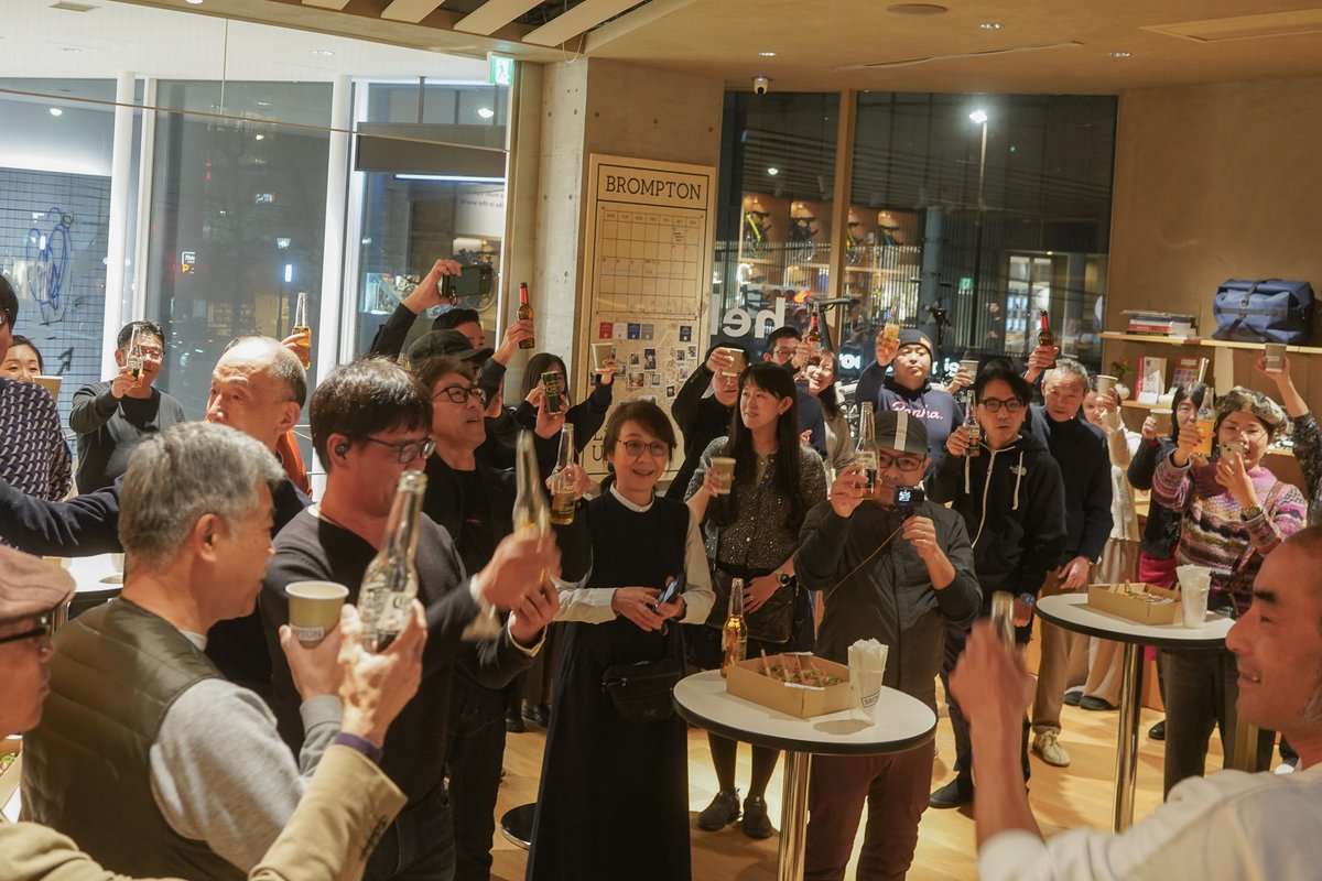 brompton_jp's tweet photo. Brompton Tokyoは、3月で1周年を迎えます。

感謝の気持ちを込め、
皆さまと一緒にお祝いする1周年パーティーを開催。

Brompton Tokyo 1st Anniversary -Unfold More-
3月27日（金）18:00 – 21:00
📍Brompton Tokyo

どなたでもご参加いただけます。ぜひお気軽にお立ち寄りください。
#ブロンプトン https://t.co/jIugAAeMoW