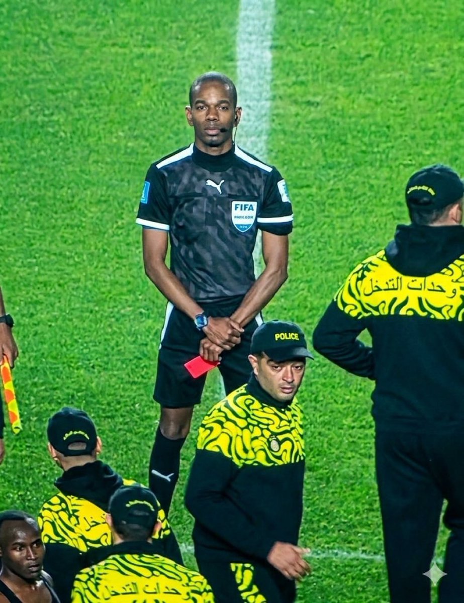 Why was Senegalese Referee Issa Sy holding a red card in his hand during the #CAFCL game between <a href="/ESTunis1919/">Espérance Sportive De Tunis</a> and <a href="/AlAhly/">‏النادي الأهلي</a>, at Rades in Tunis, when no red card offence had been committed? For how long will <a href="/CAF_Online/">CAF Online</a> allow shambolic officiating to continue?