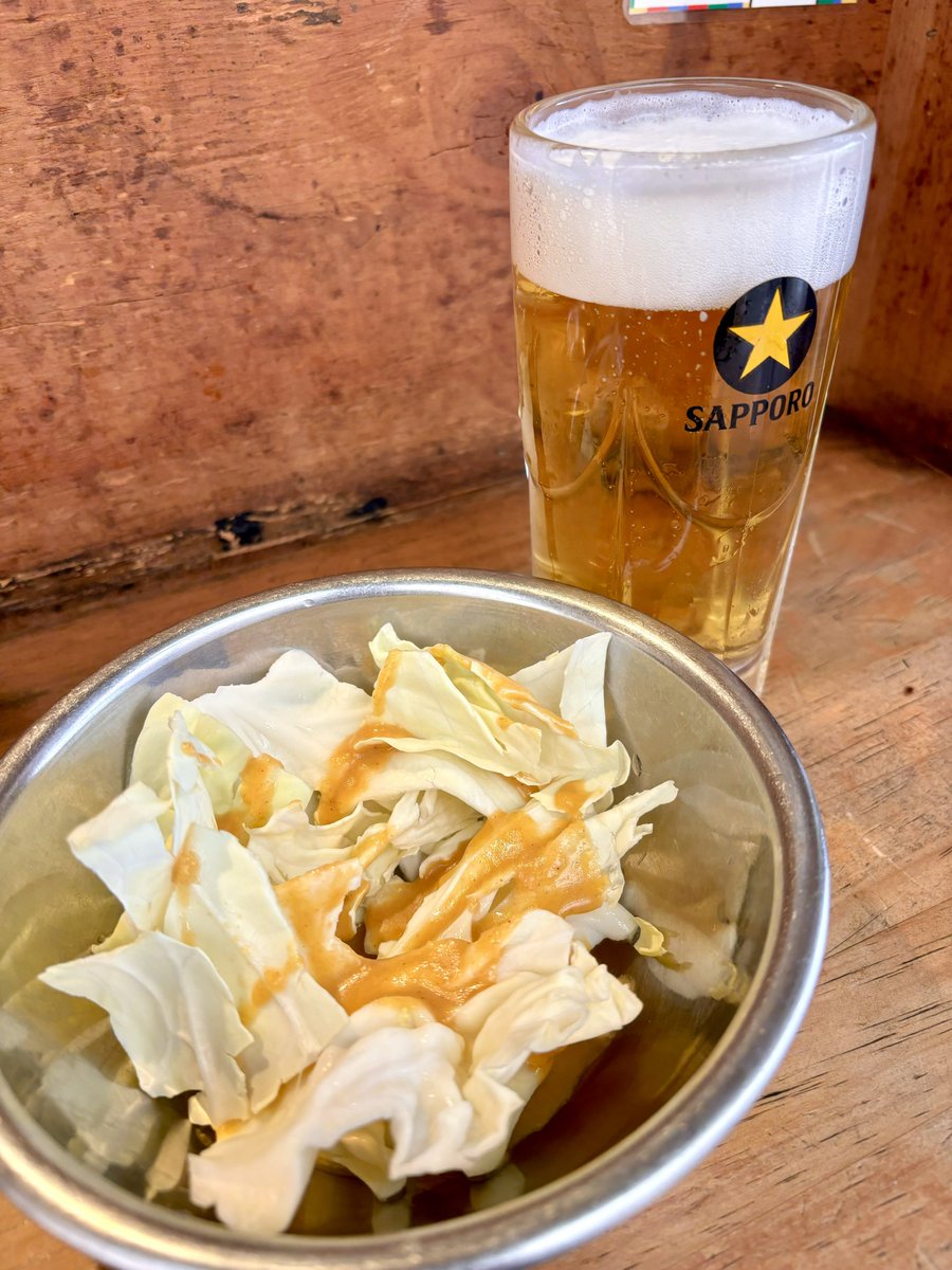 ryo_spooon's tweet photo. おひるごはん。

昨日はUSJへ行き通天閣で串カツをたんまり食べて、大阪で泊めてもらい今日はワンデイパスで姫路へ。
また昼から 一人飲み。

焼き鳥を食べに「まるまさ家」へ。
ボリューミーな焼き鳥 大変美味でした。
ごちそうさまでした❗️ https://t.co/249rKpBMQl