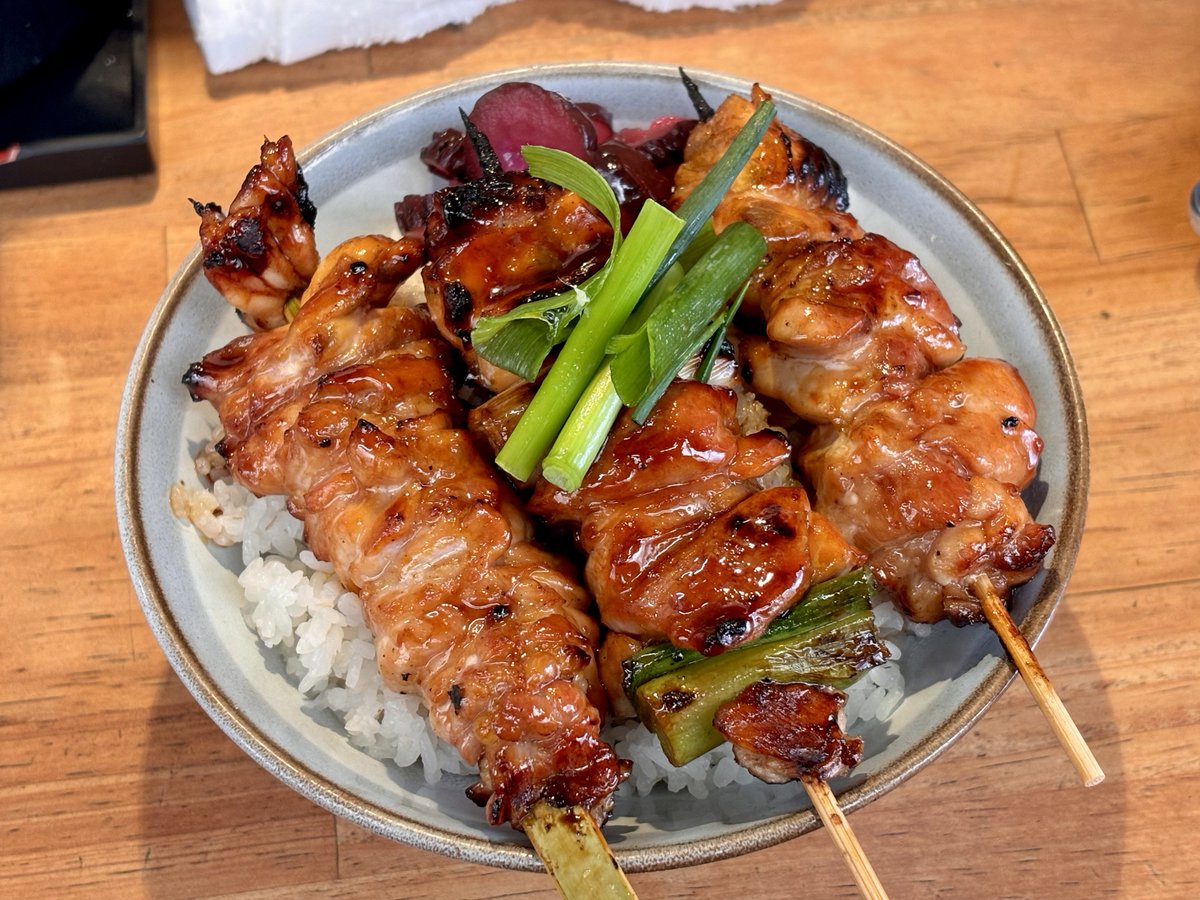 ryo_spooon's tweet photo. おひるごはん。

昨日はUSJへ行き通天閣で串カツをたんまり食べて、大阪で泊めてもらい今日はワンデイパスで姫路へ。
また昼から 一人飲み。

焼き鳥を食べに「まるまさ家」へ。
ボリューミーな焼き鳥 大変美味でした。
ごちそうさまでした❗️ https://t.co/249rKpBMQl