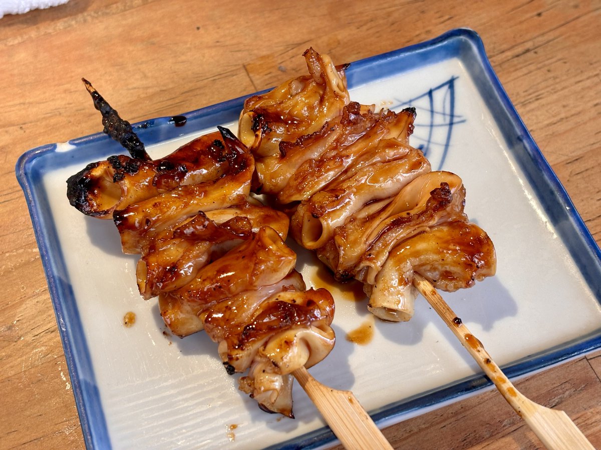 ryo_spooon's tweet photo. おひるごはん。

昨日はUSJへ行き通天閣で串カツをたんまり食べて、大阪で泊めてもらい今日はワンデイパスで姫路へ。
また昼から 一人飲み。

焼き鳥を食べに「まるまさ家」へ。
ボリューミーな焼き鳥 大変美味でした。
ごちそうさまでした❗️ https://t.co/249rKpBMQl