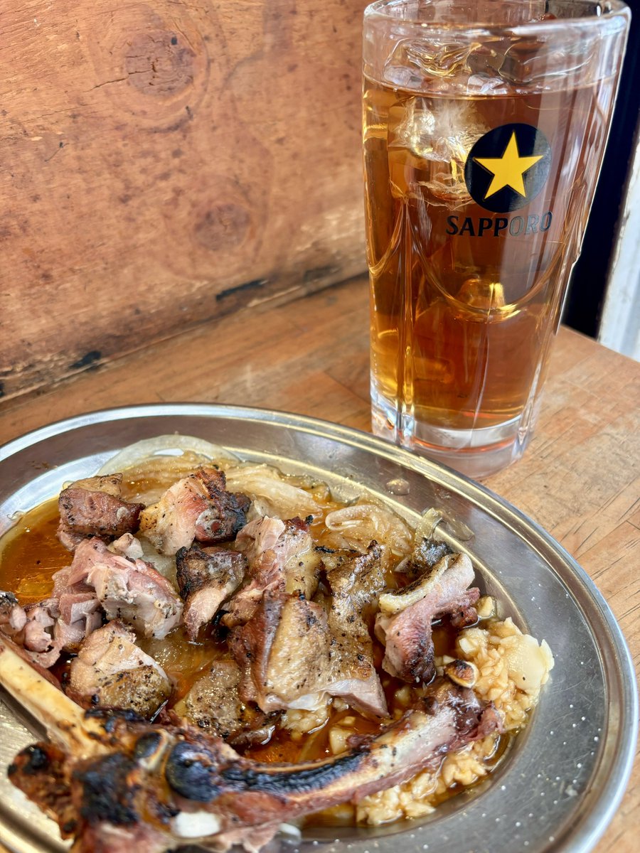 ryo_spooon's tweet photo. おひるごはん。

昨日はUSJへ行き通天閣で串カツをたんまり食べて、大阪で泊めてもらい今日はワンデイパスで姫路へ。
また昼から 一人飲み。

焼き鳥を食べに「まるまさ家」へ。
ボリューミーな焼き鳥 大変美味でした。
ごちそうさまでした❗️ https://t.co/249rKpBMQl
