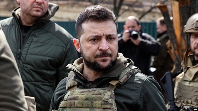 Despicable_Man's tweet photo. عرزشی ها به این میخندیدن که این دلقکه چرا لباس رزم پوشیده. 
مقایسش کنید با ولی امر شجاع مسلمین که تا به امروز کسی ندیدتش https://t.co/zqKI7Xatd2
