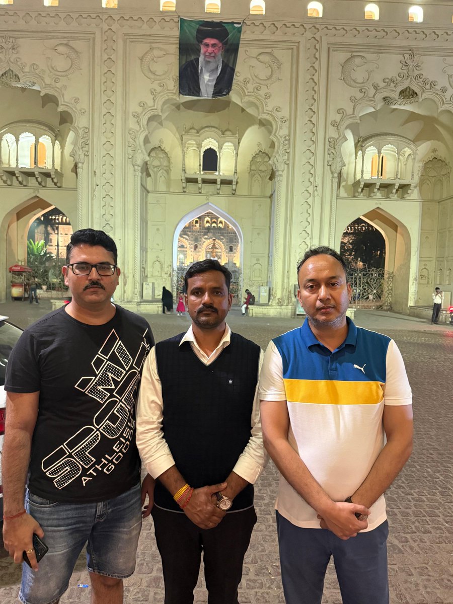 JamshedShan's tweet photo. सलाम है इस जज़्बे को !

                 आज जब मैंने ईरान के राजदूत का बयान सुना कि
"हमने गैस की सप्लाई, इंडिया में रहने वाले ज़्यादातर इन्साफ़ पसंद लोगों को देखते हुए खोली है"

तब मुझे इस बात पर फ़क़्र हुआ कि मैं ऐसे लोगों के बीच में रहता हूँ जिनके अंदर आज भी हक़ इन्साफ़ का जज़्बा ज़िन्दा है |

जिस दिन अयातुल्लाह खामनेई साहब की शहादत हुई उस दिन सबसे पहले मेरे लखनऊ के रहने वाले हिन्दू भाइयों ने @SurjeetSin38898   @Shubash72377940 स्टेटस पर उनकी फोटो लगायी।  यही इन्साफ़ परस्ती ही वजह बनी जिसकी वजह से स्ट्रेट्स ऑफ़ हॉर्मोस से हमारे जहाज़ आ सकते हैं। 

नहीं तो कुछ लोगों को तो, "आपदा में अवसर" ढूँढने की ट्रेनिंग दे दी गयी है। वो लोग इंडक्शन चूल्हा और एयर फ्रायर बेचना शुरू कर दिए थे। 

सिर्फ़ बिरयानी और कबाब इस शहर की पहचान नहीं है, यहाँ के लोगों की सोच जो एक दुसरे के दुःख सुख की समझ रखती है वो इस शहर को और भी ज़्यादा शानदार बनाती है। 

सलाम है इस शहर लखनऊ को !